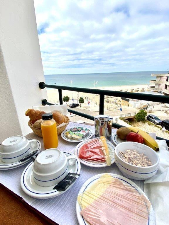 Il vassoio con la colazione su un letto in una stanza di un hotel